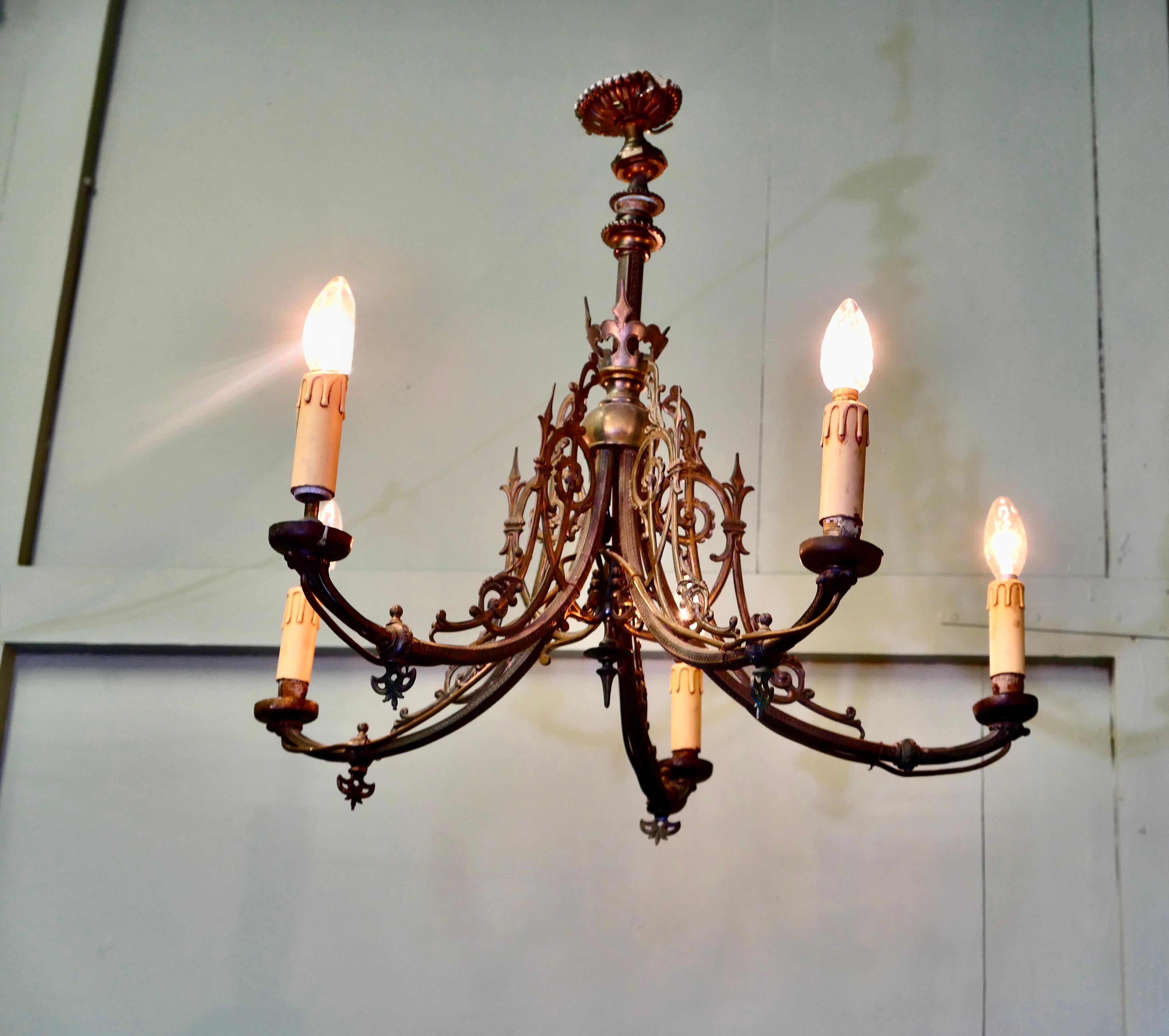 Lustre gothique en laiton doré à 5 branches
Il s'agit d'une pièce rare, qui a été convertie à l'électricité à partir d'un plafonnier à gaz. C'est une pièce d'excellente qualité et de grande taille, elle est lourde et a une superbe finition dorée