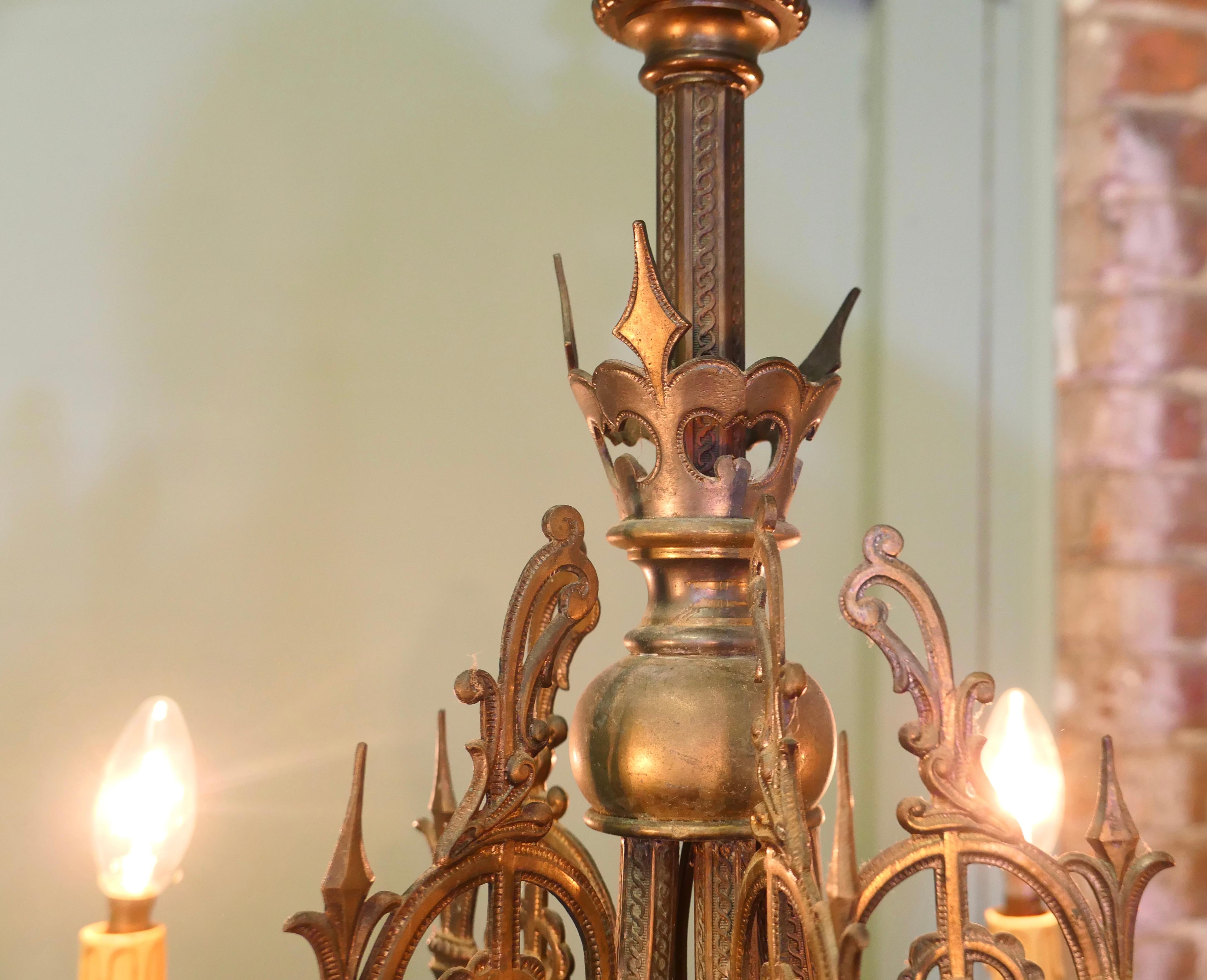 Laiton Lustre gothique en laiton doré à 5 branches Il s'agit d'une pièce rare. en vente