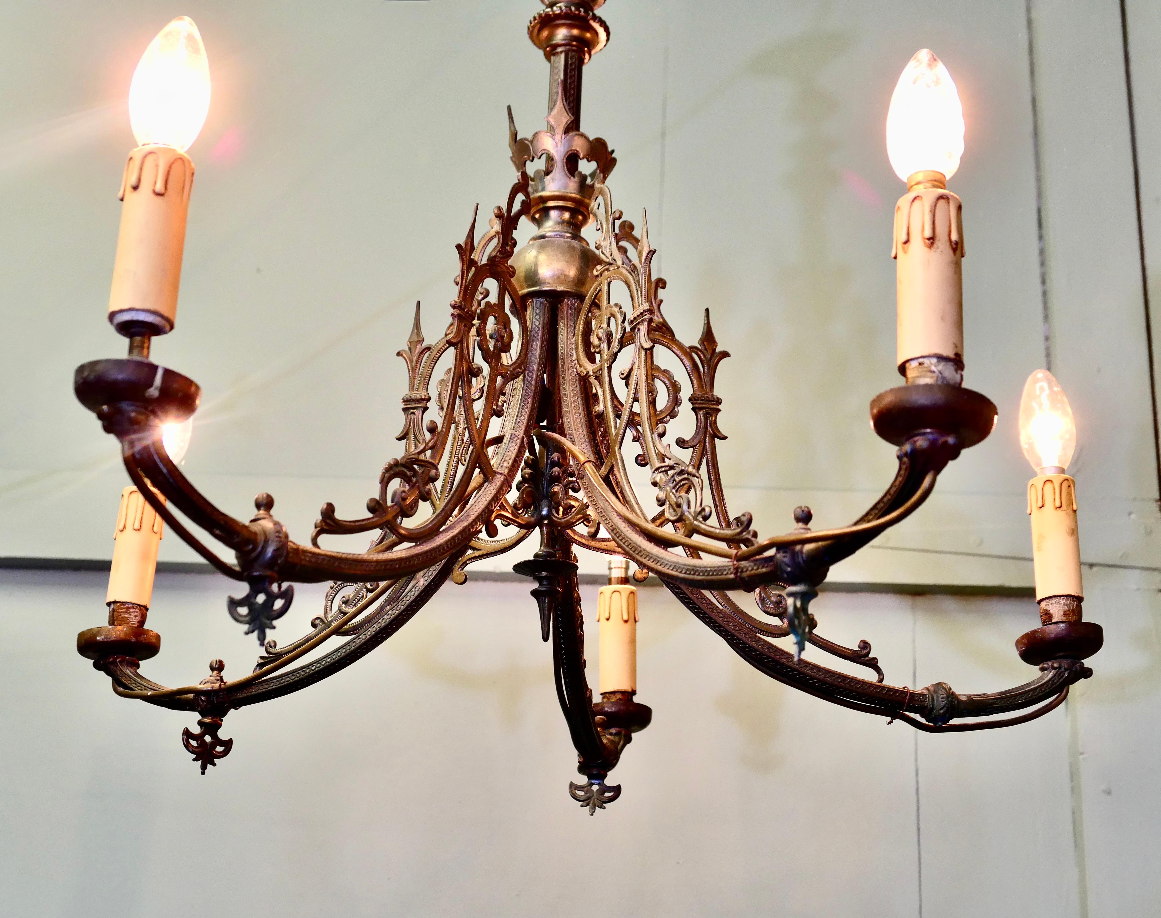 Gothique Lustre gothique en laiton doré à 5 branches Il s'agit d'une pièce rare. en vente