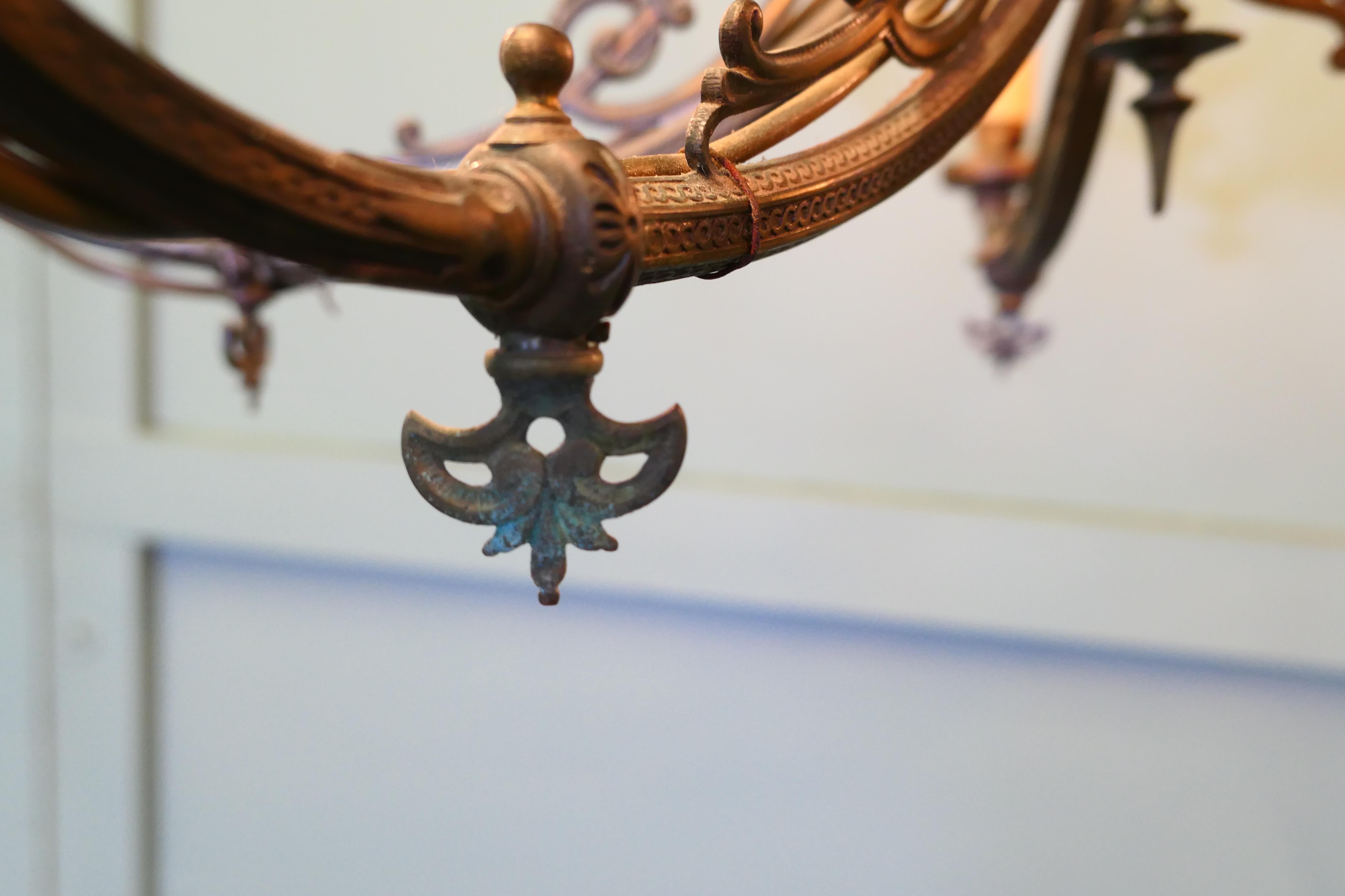 XIXe siècle Lustre gothique en laiton doré à 5 branches Il s'agit d'une pièce rare. en vente