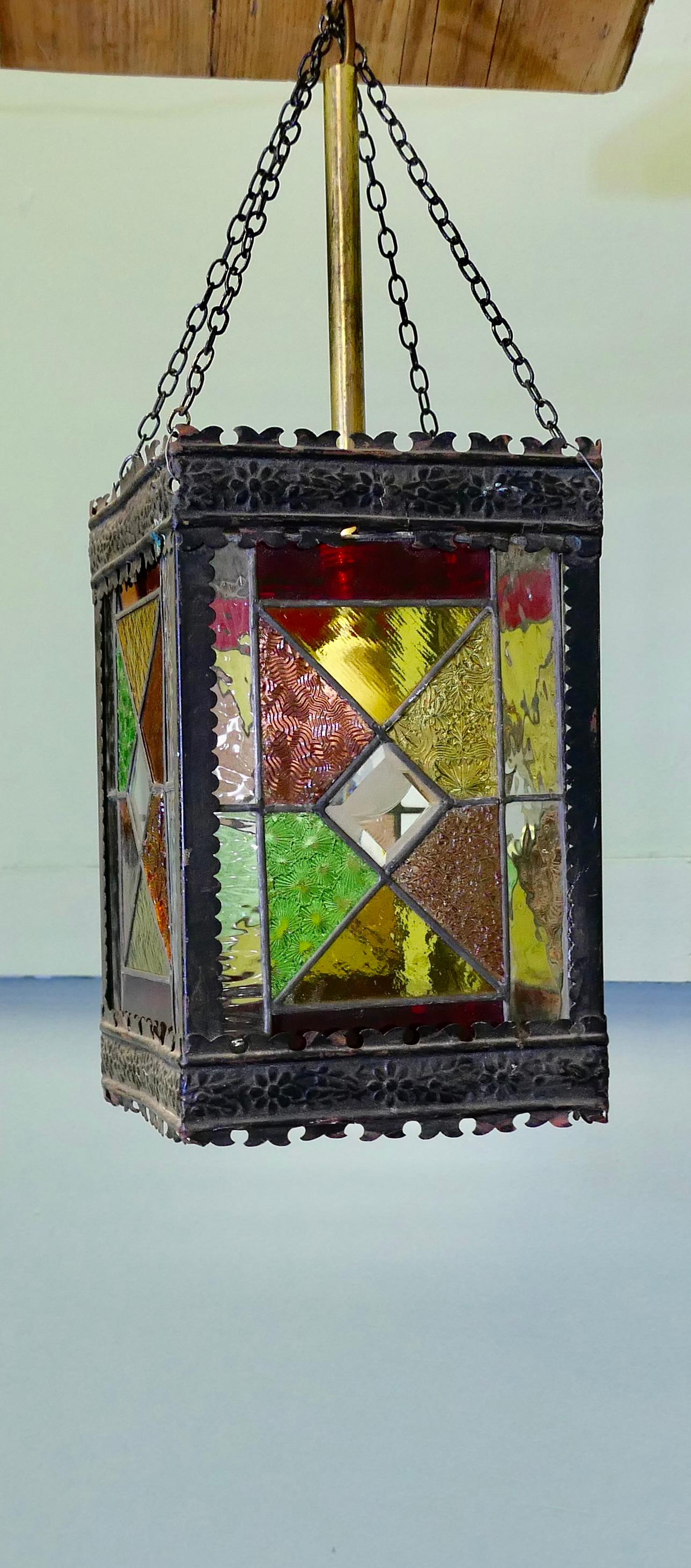 Verre teinté Arts and Crafts Stained Glass Hall Lantern (Lanterne de salle en verre teinté)  La lanterne est un design classique en vente