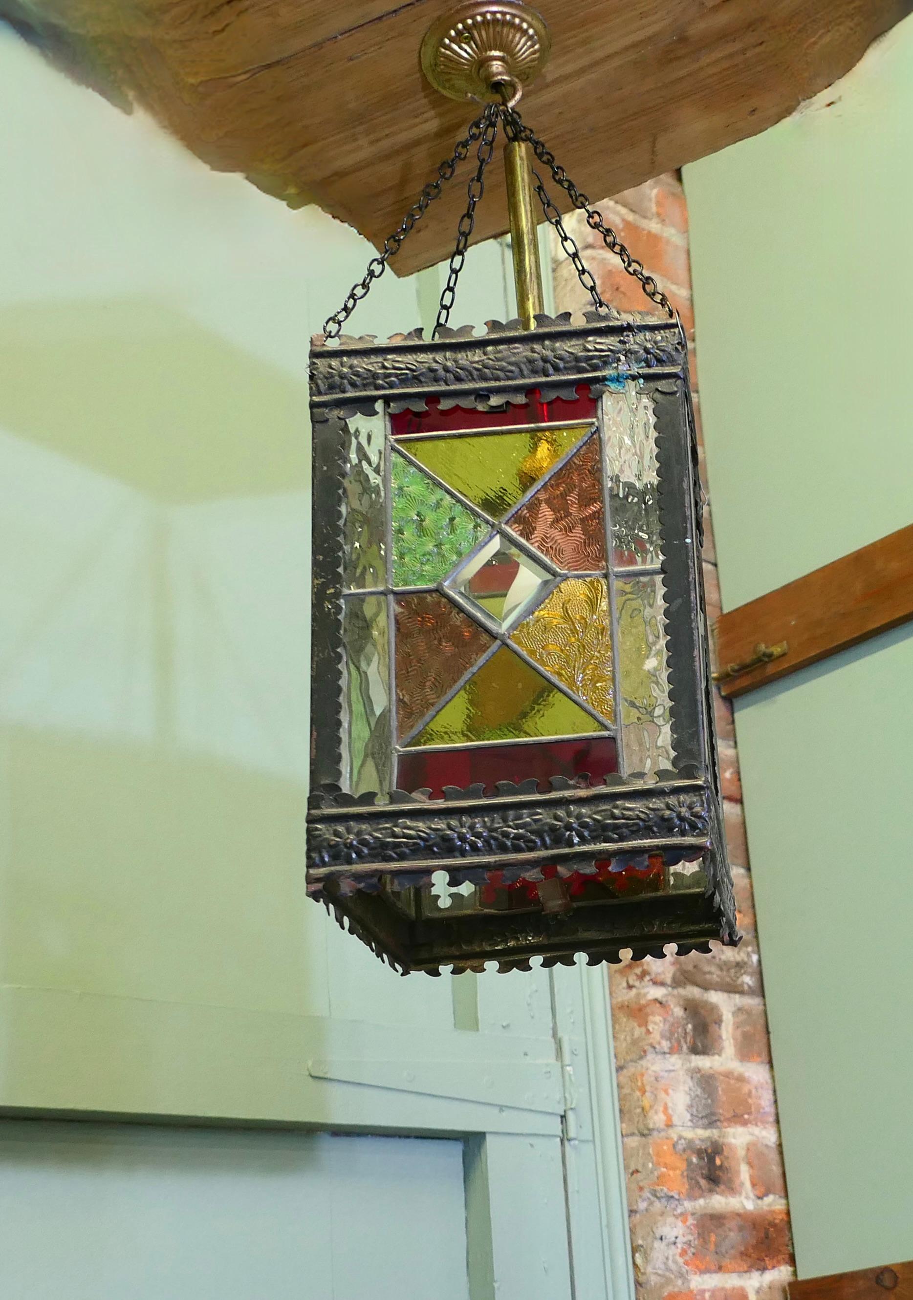 Arts and Crafts Stained Glass Hall Lantern (Lanterne de salle en verre teinté)  La lanterne est un design classique en vente 2