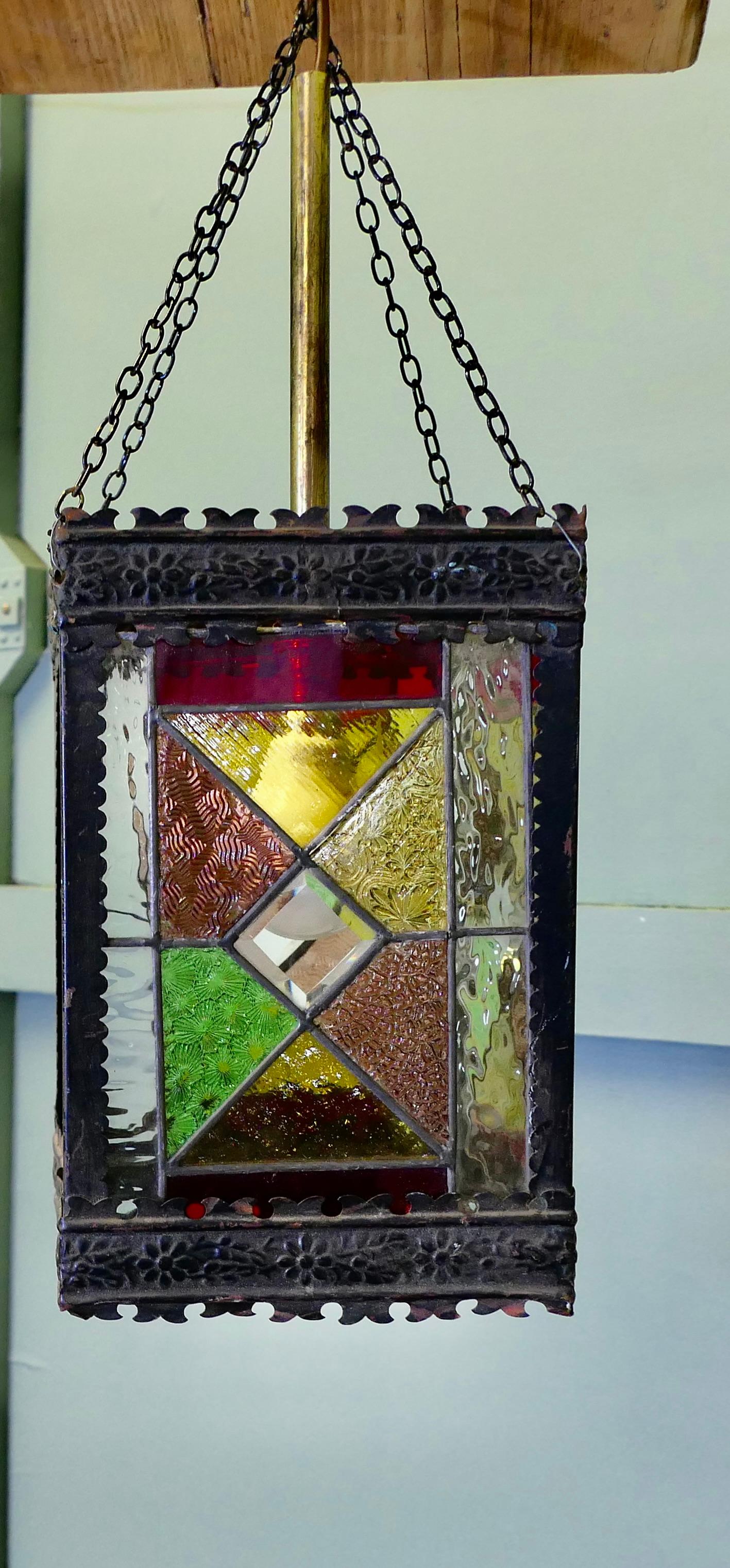 Arts and Crafts Stained Glass Hall Lantern (Lanterne de salle en verre teinté)  La lanterne est un design classique en vente 1