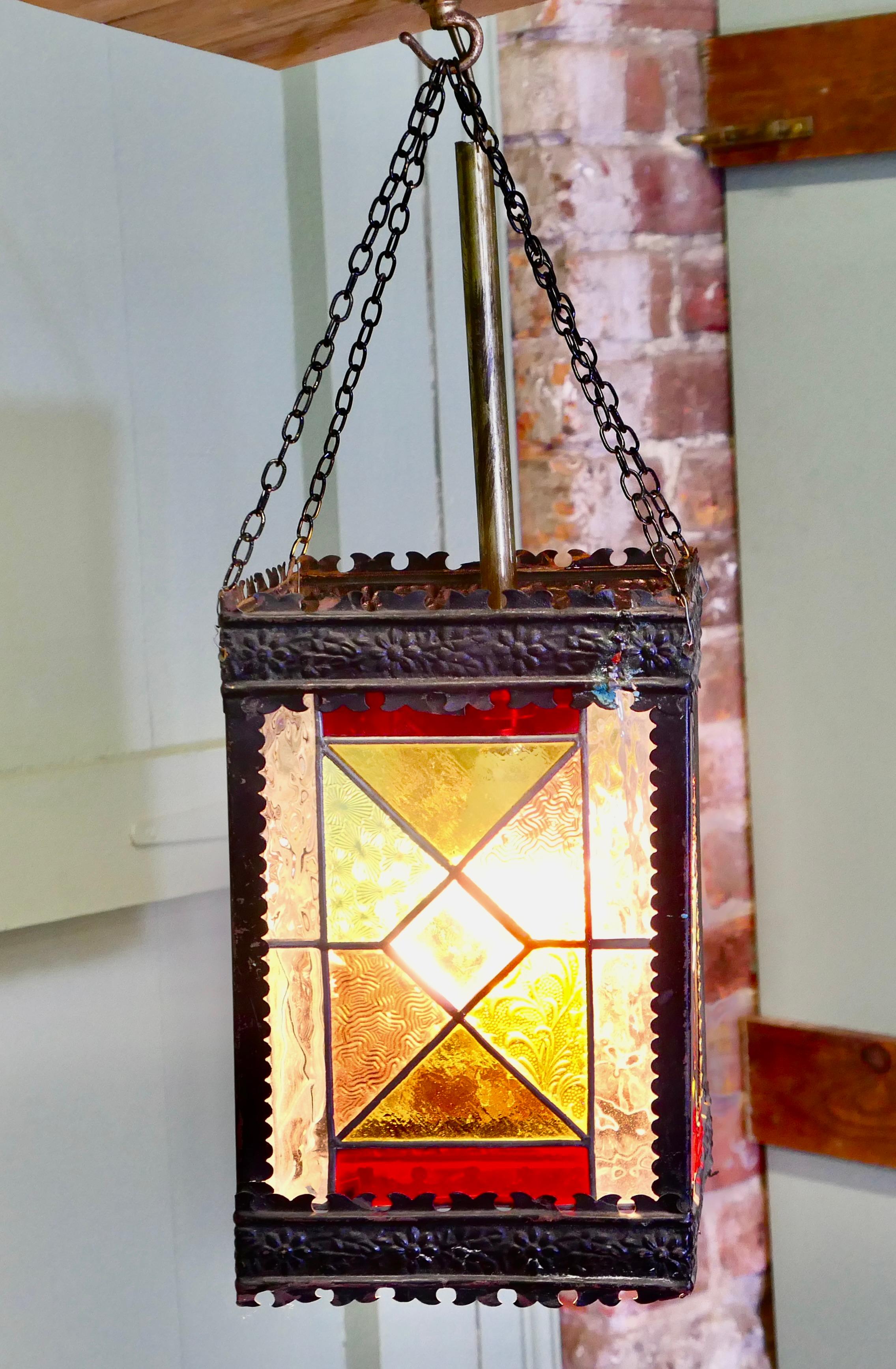 Arts and Crafts Stained Glass Hall Lantern (Lanterne de salle en verre teinté)  La lanterne est un design classique Bon état - En vente à Godshill, Isle of Wight