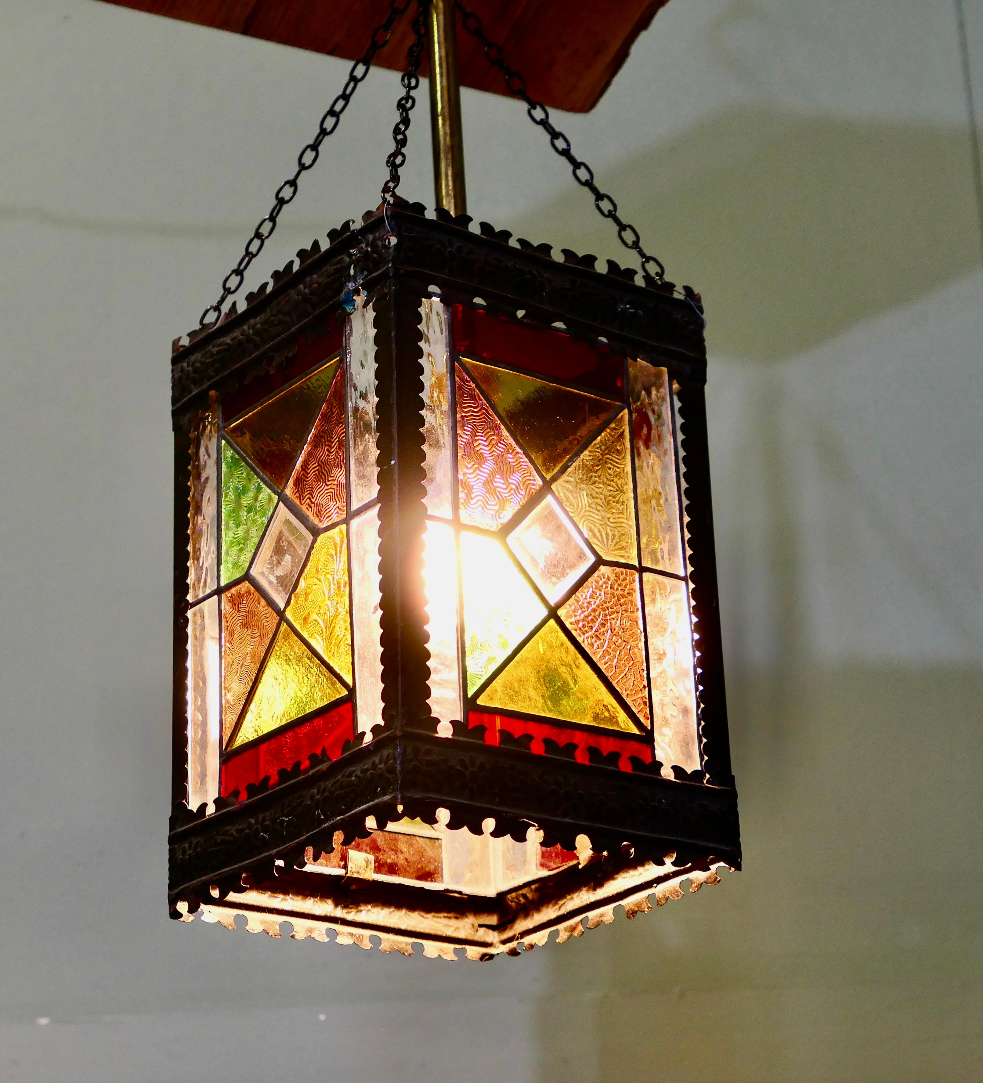 Fin du XIXe siècle Arts and Crafts Stained Glass Hall Lantern (Lanterne de salle en verre teinté)  La lanterne est un design classique en vente