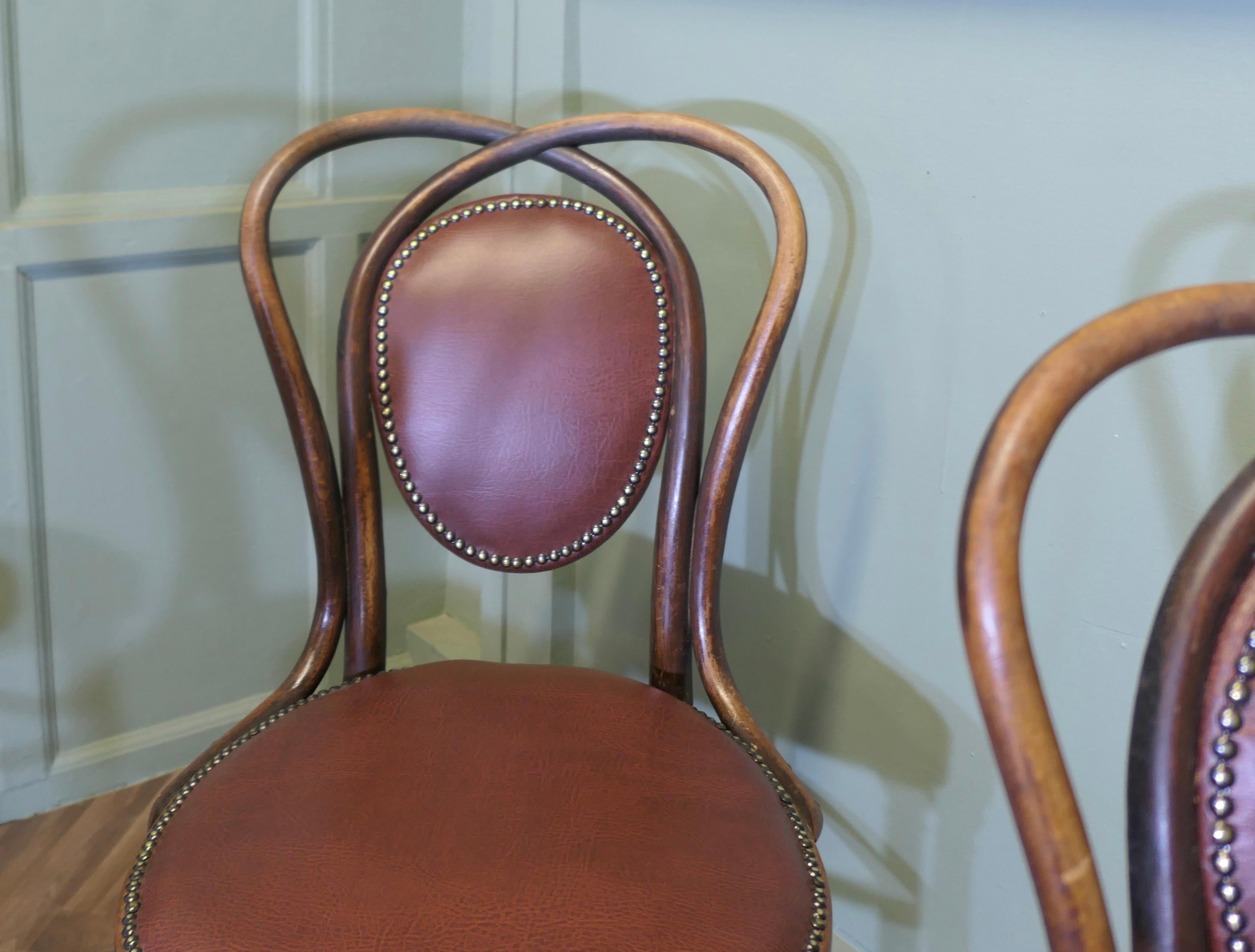 Inizio XX secolo Set di 4 sedie Thonet Bistro Bentwood   Un bel set robusto di 4 sedie da caffè in vendita
