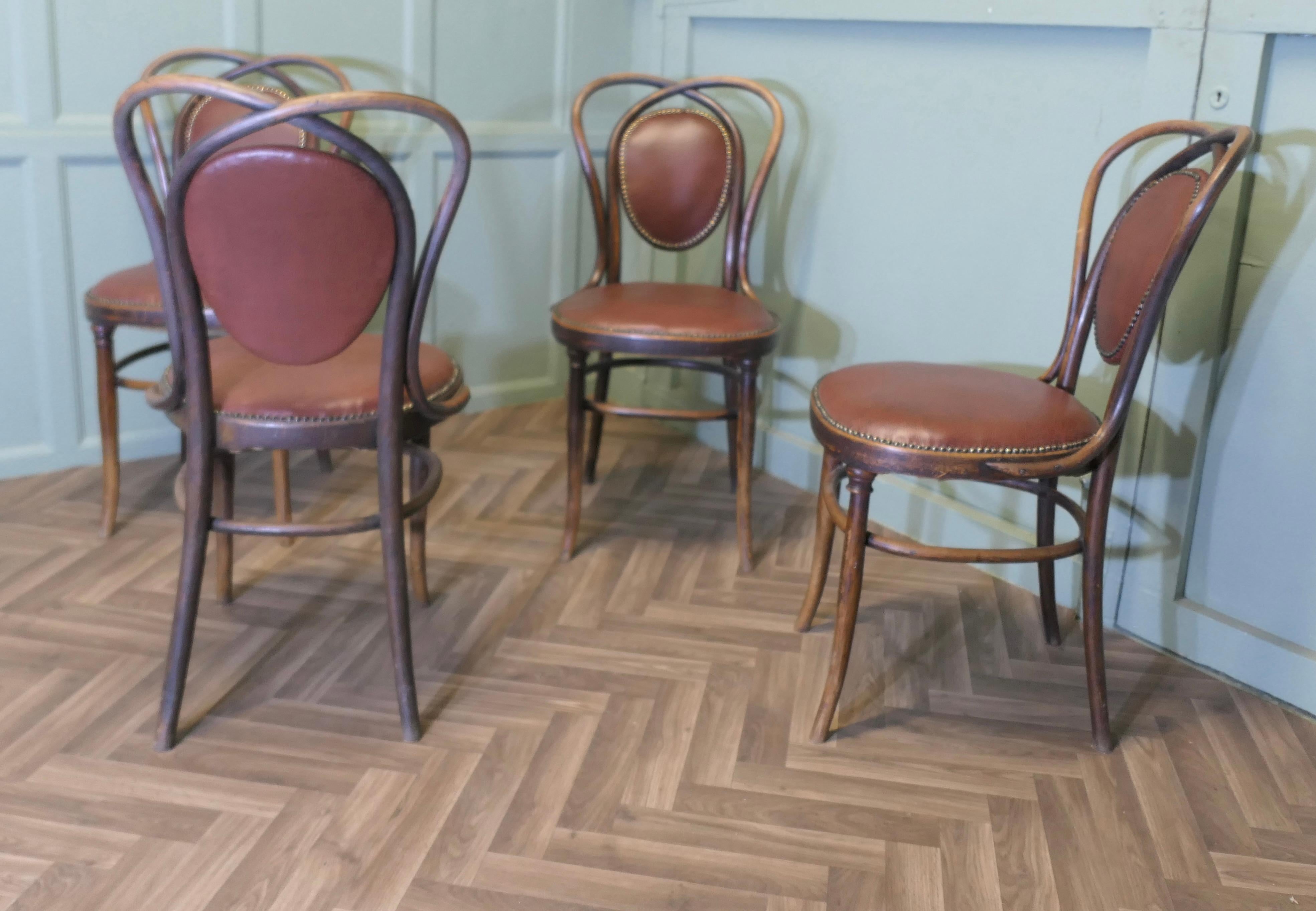 Legno curvato Set di 4 sedie Thonet Bistro Bentwood   Un bel set robusto di 4 sedie da caffè in vendita