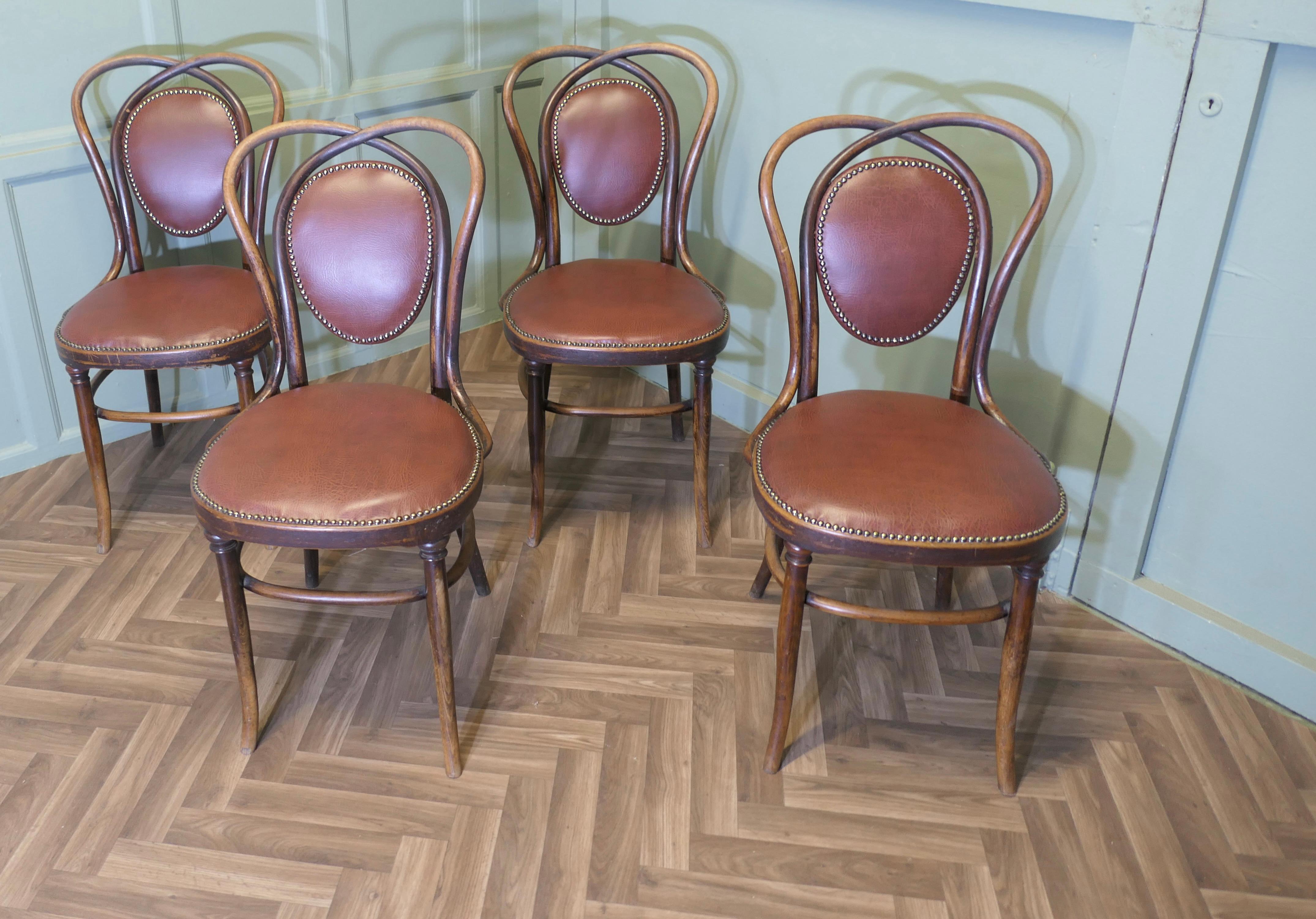 Set di 4 sedie Thonet Bistro Bentwood 

Un robusto set di 4 sedie da caffè, tradizionalmente utilizzate nei bistrot e nelle briscolaie, ma altrettanto valide sono le sedie da cucina. 
Le sedie sono insolitamente dotate di schienali e sedili
