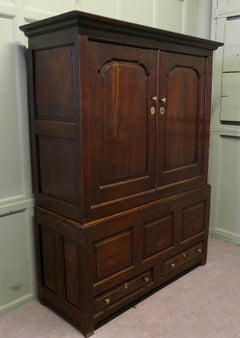 Une grande armoire de style géorgien en chêne, servant de placard de ménage ou de vestiaire