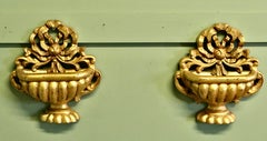 Un par de soportes de pared franceses tallados y dorados, con forma de cesta