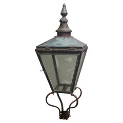 Lanterne victorienne en cuivre, lampadaire. Il s'agit d'un grand lampadaire en cuivre.
