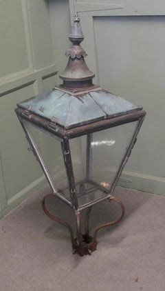 Lanterne victorienne en cuivre, lampadaire. Il s'agit d'un grand lampadaire en cuivre.