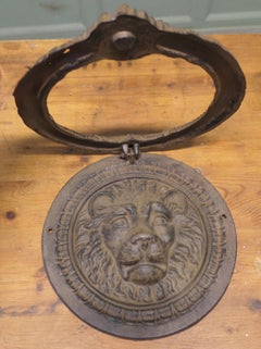 Grande battente gotico in ferro con maschera di leone
