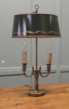 Lampada da scrivania a doppia lampadina in tole verde e ottone, proveniente dalla Francia. Un oggetto davvero carino
