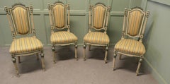 Set di 4 sedie da salotto francesi imbottite e verniciate. Questo bellissimo set di 4 sedie
