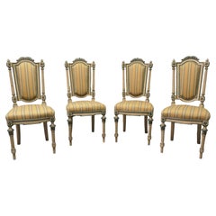 Set di 4 sedie da salotto francesi imbottite e verniciate. Questo bellissimo set di 4 sedie