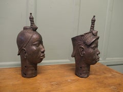 2 magnifiques têtes en bronze du Bénin, réalisées selon la technique de la cire perdue. Il s'agit de superbes pièces de grande taille.