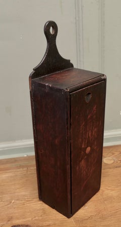 Caja de velas de roble para colgar en la pared, del siglo XVIII. Una pieza antigua preciosa y muy usada.