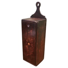Caja de velas de roble para colgar en la pared, del siglo XVIII. Una pieza antigua preciosa y muy usada.