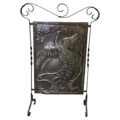 Pare-feu en fer poli de style Arts and Crafts, motif paon. Un grand classique de la
