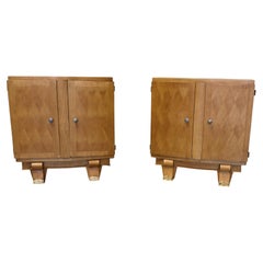 Une paire de tables de chevet Art déco très élégantes. Il s'agit d'une paire élégante et raffinée.