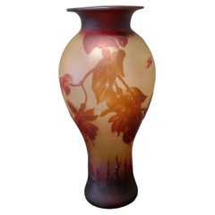 Objet de design vintage français, vase en verre camée signé, d'après Émile Gallé