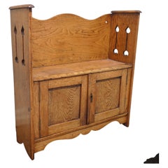 Una credenza da parete in stile Arts and Crafts dal design splendido. Un piccolo capolavoro, realizzato in