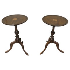 Une paire de tables à vin à trépied avec incrustations décoratives