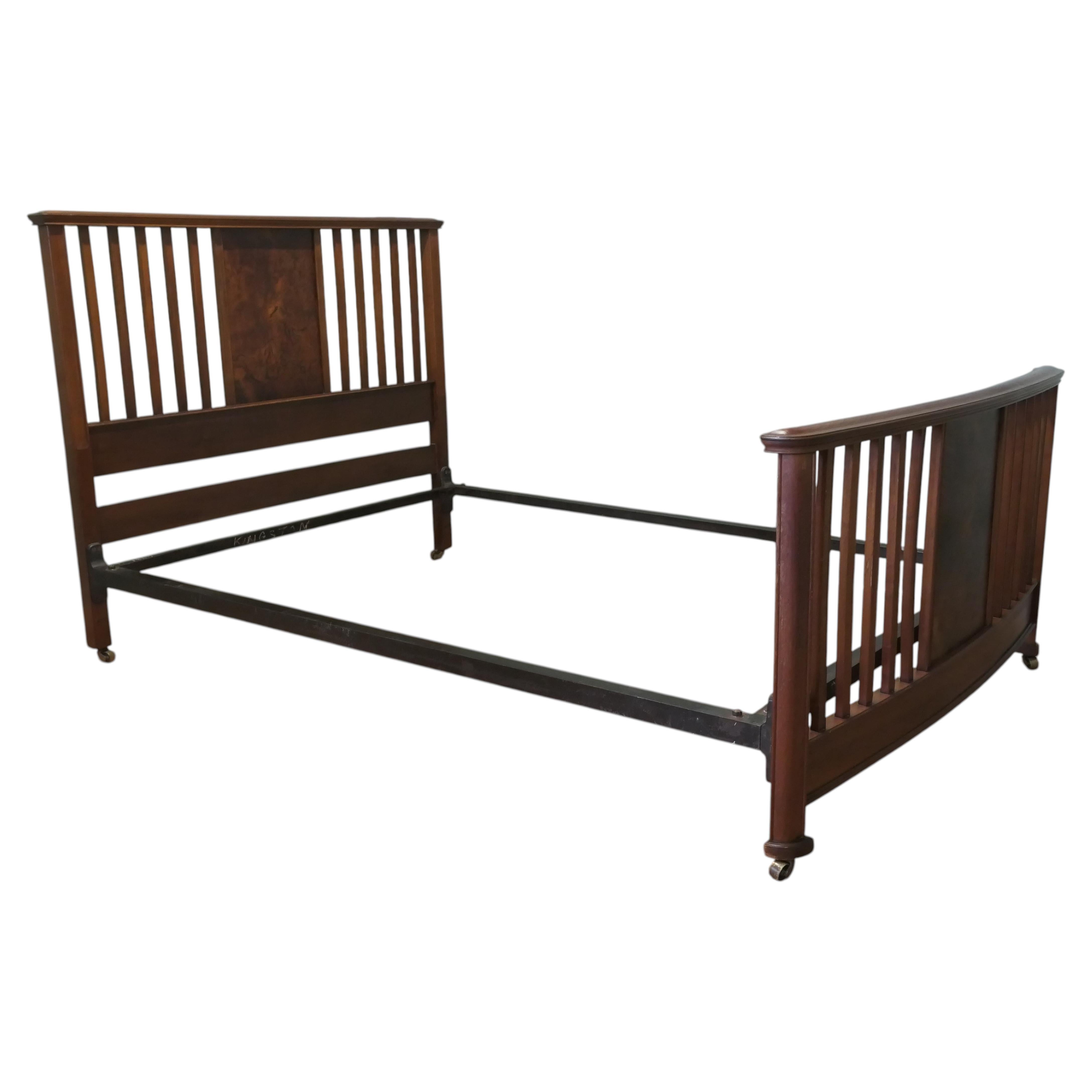 Un lit double édouardien en noyer de bonne qualité. Ce lit est fabriqué à partir d'un magnifique en vente