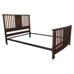 Un lit double édouardien en noyer de bonne qualité. Ce lit est fabriqué à partir d'un magnifique