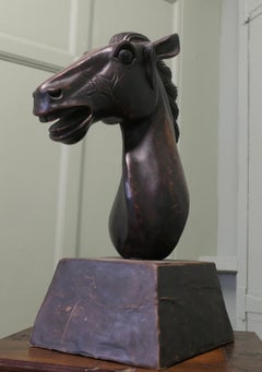 Großer geschnitzter Pferdekopf aus Holz Diese wunderschöne Figur wurde aus einem einzigen Stück
