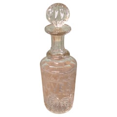 Carafe à clous de girofle en cristal gravé de style victorien. Il s'agit d'une carafe aux formes magnifiques.