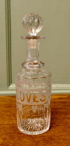 Carafe à clous de girofle en cristal gravé de style victorien. Il s'agit d'une carafe aux formes magnifiques.
