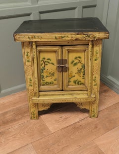 Ein hervorragender cremefarben lackierter Chinoiserie-Schrank mit Dekoration