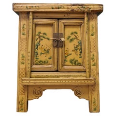 Ein hervorragender cremefarben lackierter Chinoiserie-Schrank mit Dekoration