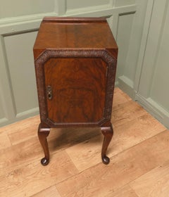 Art Deco Walnut Bedside Cabinet on Cabriole Legs This is a very attractive beds