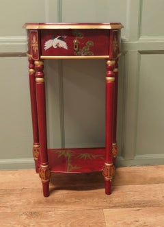 Sehr auffälliger Beistelltisch im Chinoiserie-Stil mit rotem Lack – ein wahrlich glücksverheißendes Stück