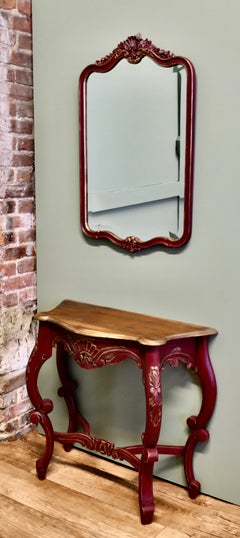 Ensemble composé d'une console ou d'une table d'entrée française et d'un miroir assorti. Il s'agit d'un ensemble très séduisant
