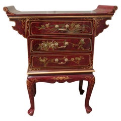 Sehr dekorativer, rot lackierter Chinoiserie-Tempelschrank – ein prächtiges handgefertigtes