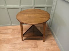 Beautiful Georgian English Oak Cricket Table This lovely table is