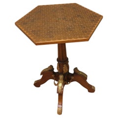 Una original mesita auxiliar neoclásica con pedestal y tapa de «Old Penny»