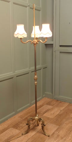 Lámpara de pie con candelabros de latón de estilo rococó, lámpara de pie. Es un diseño muy bonito.
