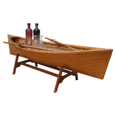 Una mesa de centro original con forma de canoa y remos. Una mesa de centro original