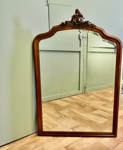 Espejo de entrada francés alto, tallado en madera de castaño. Es un espejo de pared grande que tiene