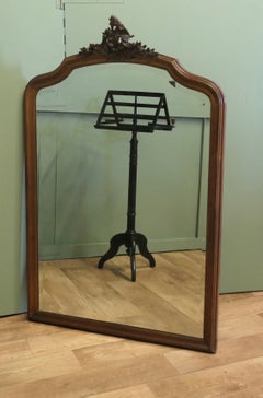 Espejo de entrada francés alto, tallado en madera de castaño. Es un espejo de pared grande que tiene