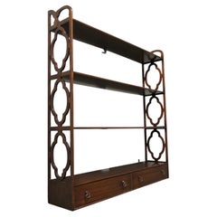 Estantería de pared de estilo georgiano con cajones. Es una estantería pequeña y con mucho encanto