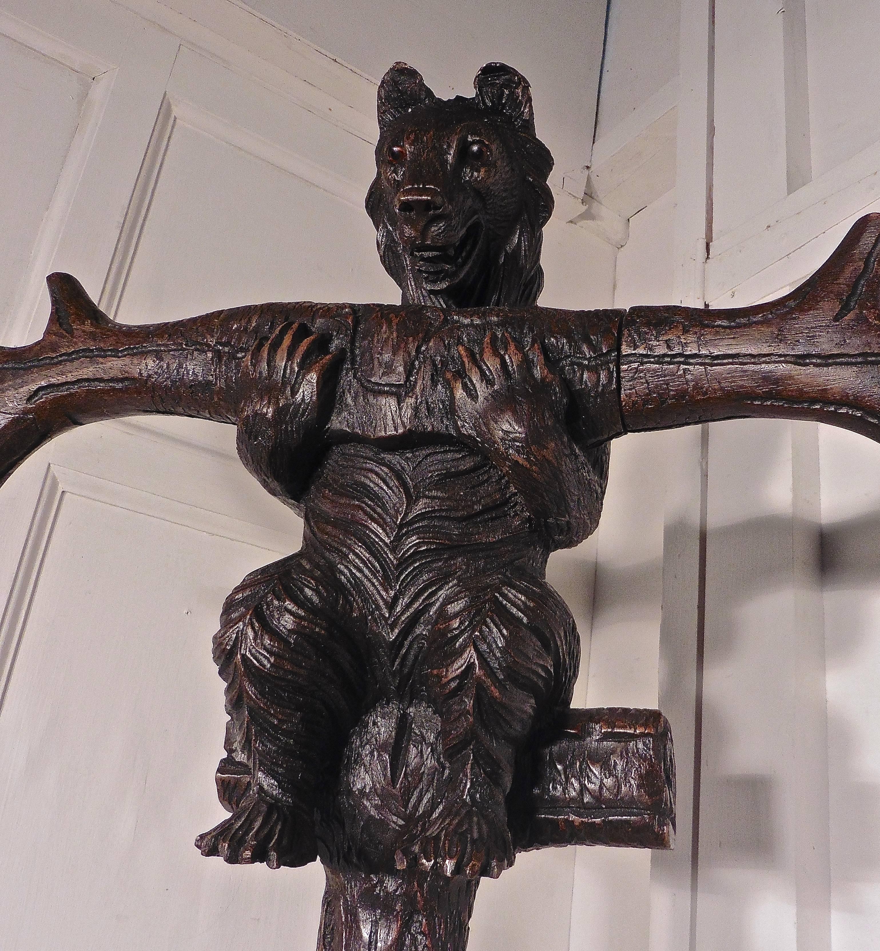 Allemand  Stand d'entrée du 19e siècle en forme d'ours sculpté Black Forest, portemanteau à trois ours en vente