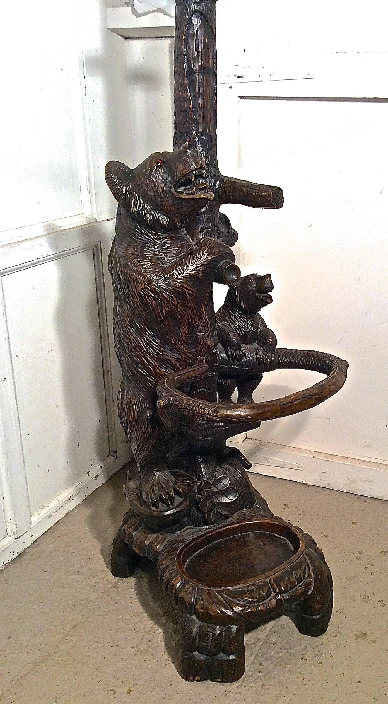 Sculpté  Stand d'entrée du 19e siècle en forme d'ours sculpté Black Forest, portemanteau à trois ours en vente
