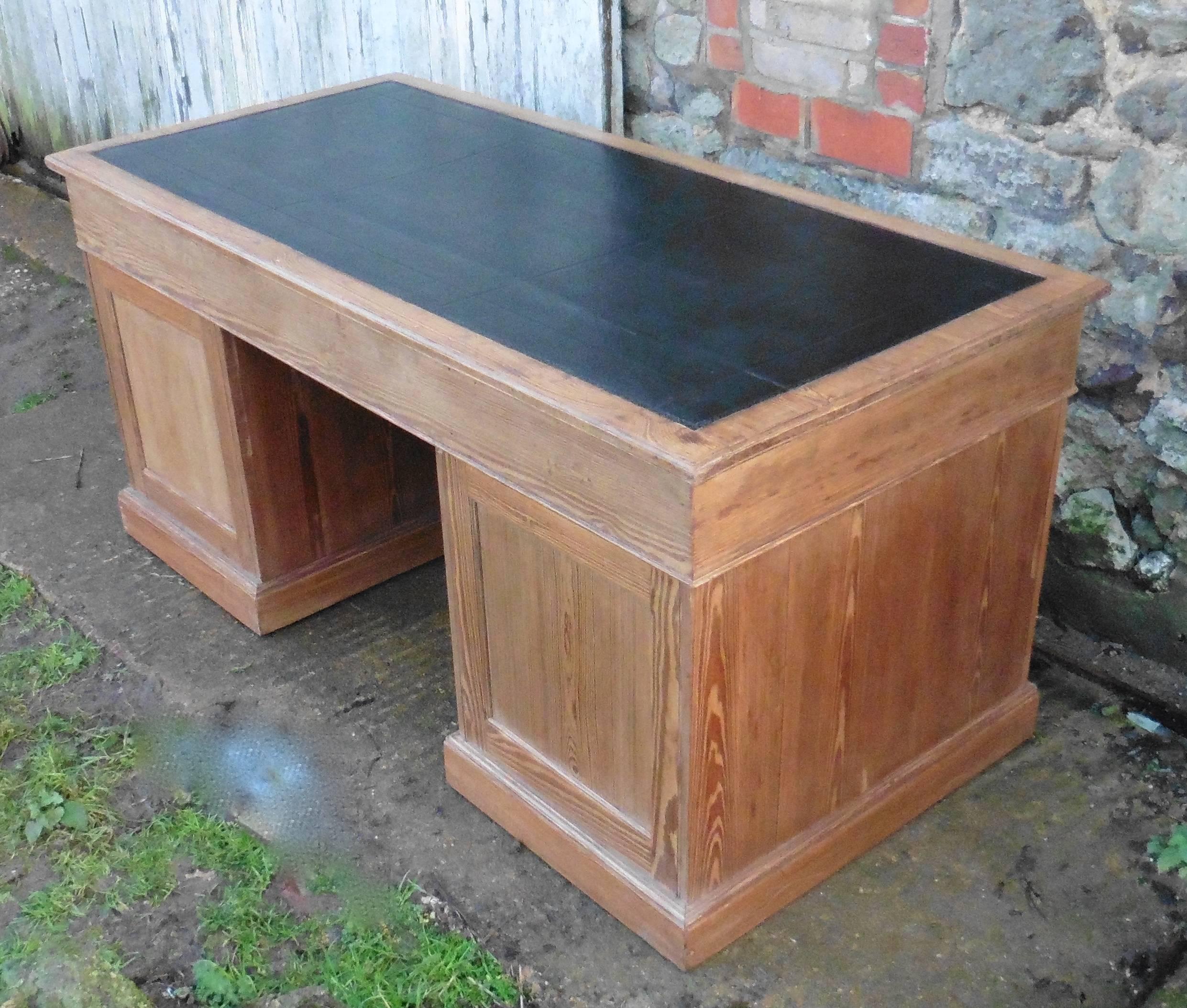 This is a very good quality heals old barristers desk and it is much larger than most desks, the back of the desk is panelled and polished, so it was intended to be seen from all sides even though it is not a partners’ desk
The desk has been fully