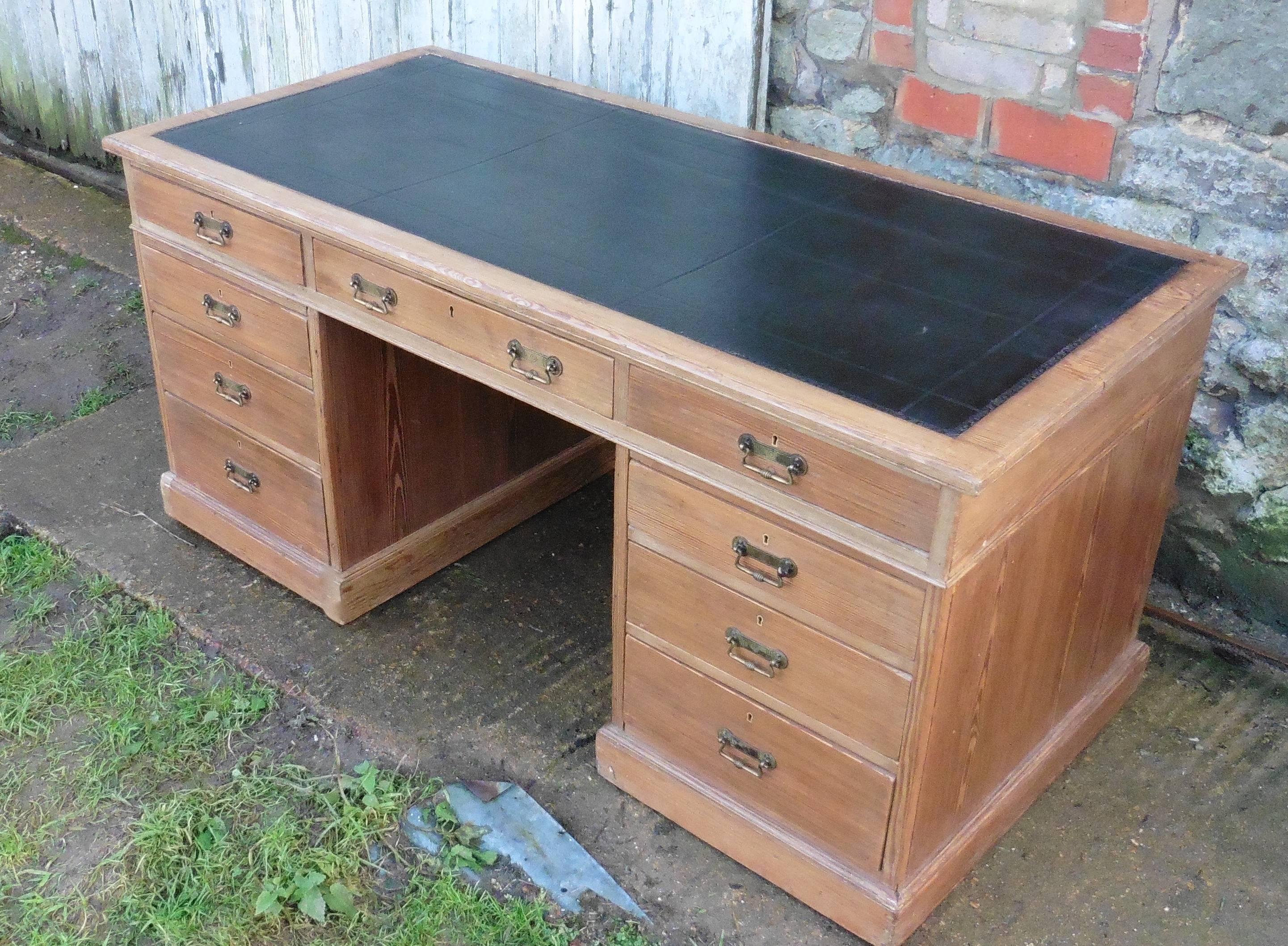 Large Victorian Pitch Pine Desk, Leather Top Barristers Desk by Heal and Sons In Good Condition In Godshill, Isle of Wight